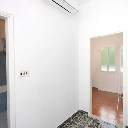 Apartman With A Parking Space Hvar - 5719